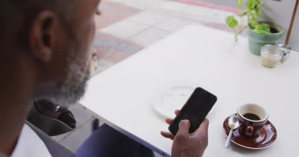 Afro Amerikalı Bir Adamın Şık Kıyafetler Giymesini Kafeteryada Zaman Geçirmesini — Stok video