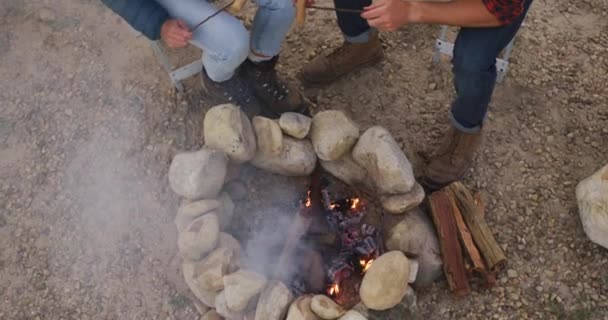 Kafkasyalı Bir Çiftin Dağlarda Kamp Ateşi Başında Oturup Çubuklarda Sosis — Stok video