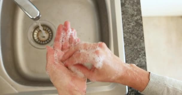 中間部閉鎖の白人女性の家で過ごす時間隔離と社会的距離で隔離されたロックダウン中コロナウイルスCovid 19流行 洗浄彼女の手で石鹸 — ストック動画