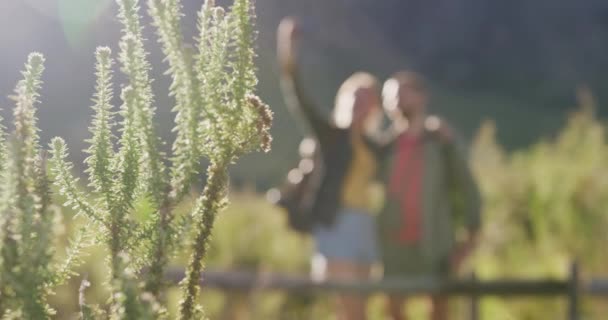 Kaukasisch Echtpaar Dat Zich Vermaakt Een Tocht Naar Bergen Een — Stockvideo