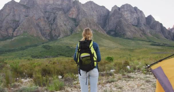 Vista Trasera Mujer Caucásica Pasándola Bien Viaje Las Montañas Vistiendo — Vídeo de stock