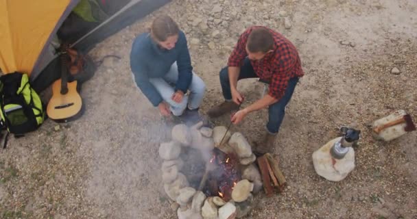 코카서스 사람들의 각도에서 산으로 여행하면서 모닥불 막대기에 소세지 천천히 요리하며 — 비디오