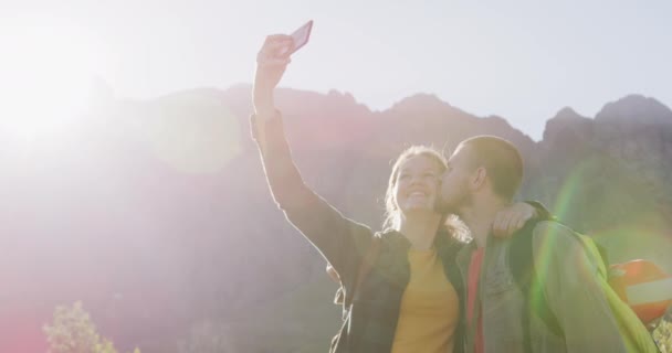 Pareja Caucásica Pasando Buen Rato Viaje Las Montañas Pie Tomando — Vídeos de Stock