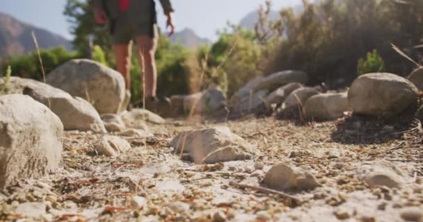 Kafkasyalı Bir Adamın Güneşli Bir Günde Yavaş Çekimde Dağlara Yaptığı — Stok video