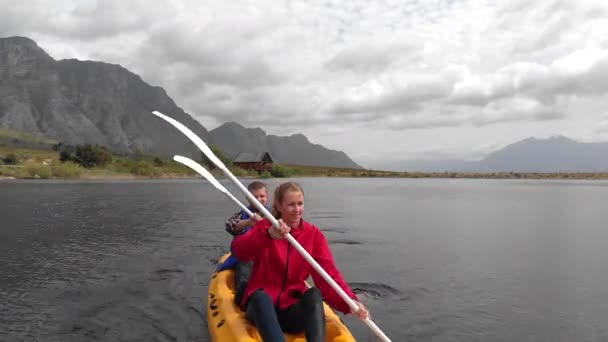 Coppia Caucasica Che Diverte Durante Una Gita Montagna Kayak Lago — Video Stock