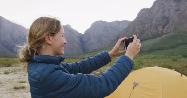 Mulher Caucasiana Divertindo Uma Viagem Montanhas Tirando Uma Foto Uma — Vídeo de Stock