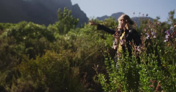 Pareja Caucásica Pasando Buen Rato Viaje Las Montañas Caminando Disfrutando — Vídeo de stock