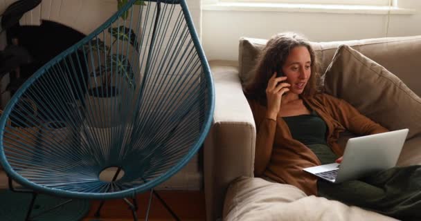 白种人女人在自己家里呆着 用智能手机和手提电脑聊天 在禽流感大流行期间与外界保持隔离和社会疏离 — 图库视频影像