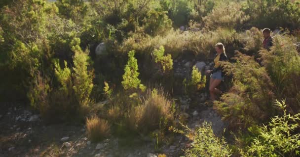 Pareja Caucásica Pasando Buen Rato Viaje Las Montañas Caminando Disfrutando — Vídeo de stock