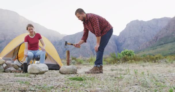 Pareja Caucásica Pasando Buen Rato Viaje Por Las Montañas Hombre — Vídeos de Stock