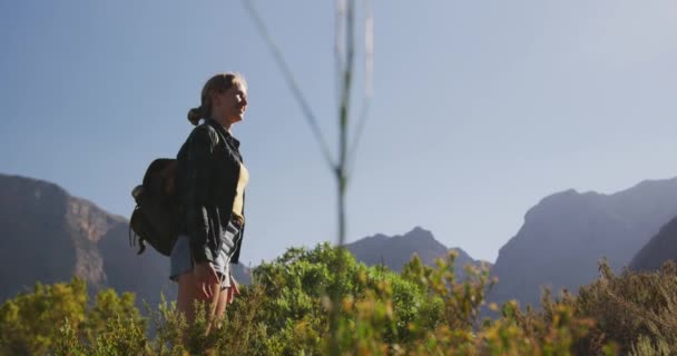 Donna Caucasica Che Diverte Durante Una Gita Montagna Piedi Campo — Video Stock