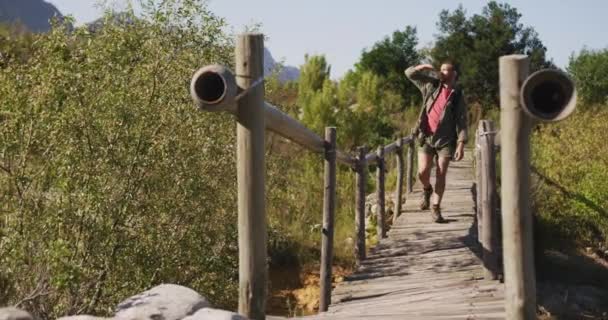 Καυκάσιος Περνάει Καλά Ένα Ταξίδι Στα Βουνά Περπατώντας Μια Γέφυρα — Αρχείο Βίντεο