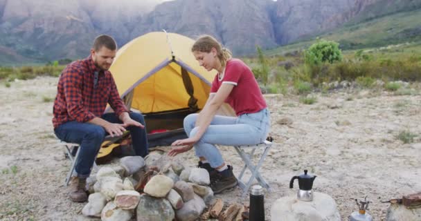 Casal Caucasiano Divertindo Uma Viagem Nas Montanhas Sentado Perto Uma — Vídeo de Stock