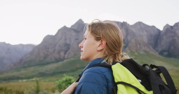 Крупный План Кавказской Женщины Хорошо Проводящей Время Поездке Горы Стоящей — стоковое видео