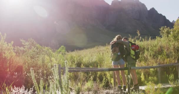 Vista Trasera Pareja Caucásica Pasando Buen Rato Viaje Las Montañas — Vídeo de stock