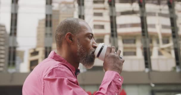 Afro Amerikaanse Man Uit Rond Straten Van Stad Tijdens Dag — Stockvideo