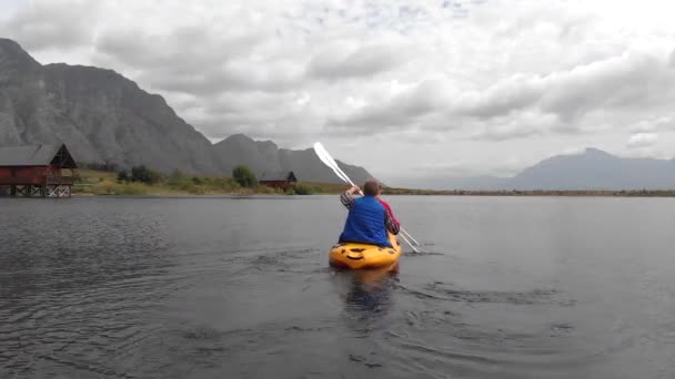 Kaukasiska Par Som Har Bra Tid Resa Till Bergen Kajakpaddling — Stockvideo