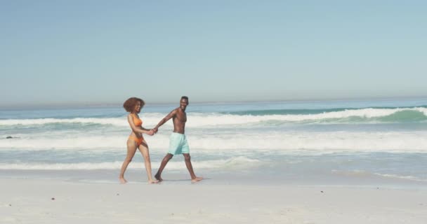 Vista Lateral Casal Afro Americano Desfrutando Tempo Sol Uma Praia — Vídeo de Stock