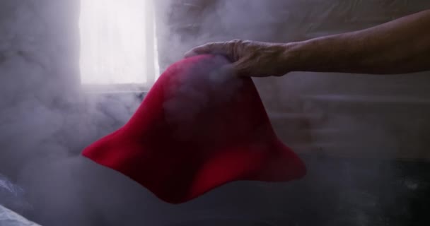 Крупным Планом Руки Пожилого Человека Смешанной Расы Держащего Красную Шляпу — стоковое видео