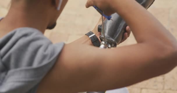 Schouder Van Een Gehandicapte Gemengde Ras Man Trainen Een Park — Stockvideo