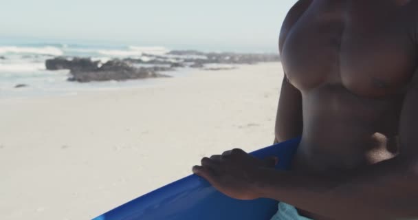 Front View Närbild Afroamerikansk Man Njuter Tiden Solen Tropisk Strand — Stockvideo