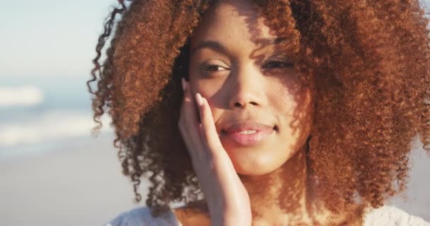 Vista Frontal Una Mujer Afroamericana Disfrutando Del Tiempo Sol Una — Vídeos de Stock