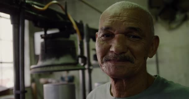 Porträt Eines Älteren Gemischten Rennfahrers Mit Schnurrbart Der Der Werkstatt — Stockvideo