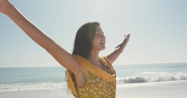 Widok Boku Białą Kobietę Cieszącą Się Słońcem Tropikalnej Plaży Rozglądającą — Wideo stockowe