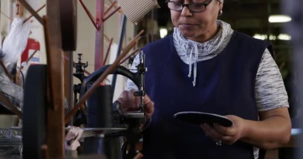 Вид Спереди Женщину Смешанной Расы Фартуке Управляющую Оборудованием Мастерской Шляпном — стоковое видео