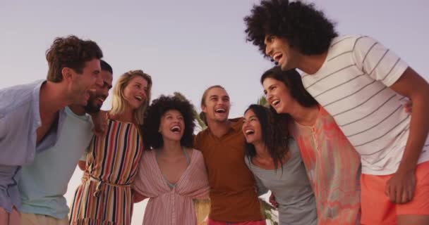 在日落时分 一群多民族朋友在热带海滩共度佳节 欢快地拥抱和欢笑 — 图库视频影像