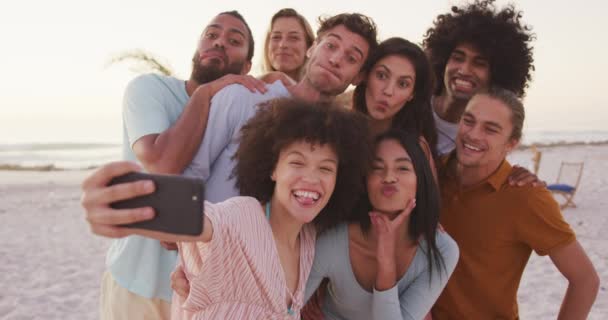 Framsidan Multietnisk Grupp Vänner Semester Njuter Tid Tillsammans Tropisk Strand — Stockvideo