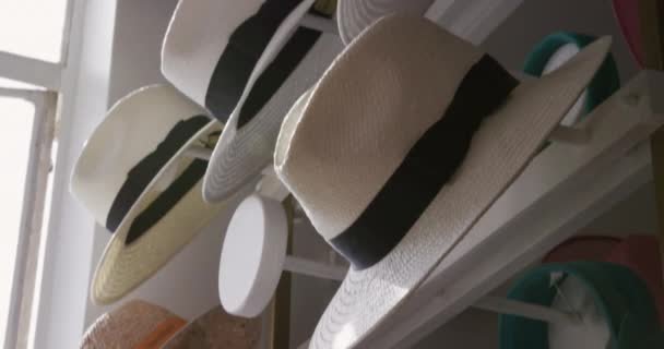 Primer Plano Sombreros Paja Trilbys Varios Otros Sombreros Colgando Exhibición — Vídeo de stock