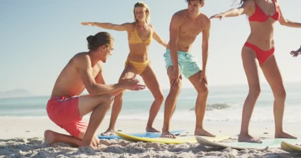 在热带海滩上享受阳光 微笑和练习冲浪 慢动作的多种族朋友团体的近景 — 图库视频影像