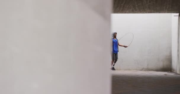 Zijaanzicht Van Een Gehandicapte Gemengde Rassenman Met Kunstbeen Aan Het — Stockvideo