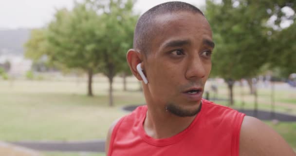 Zijaanzicht Van Een Gemengde Raceman Trainen Een Park Wegkijken Luisteren — Stockvideo