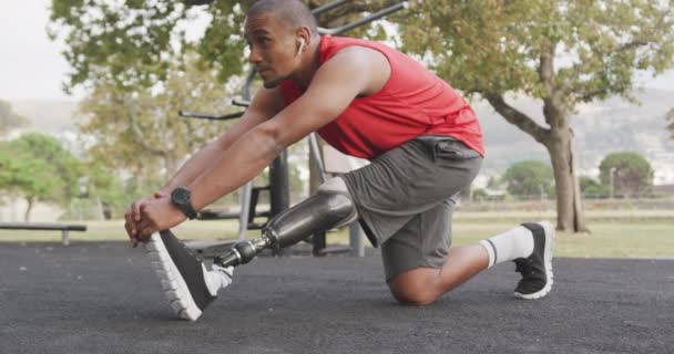 Side View Disabled Mixed Race Man Prosthetic Leg Working Out — Stock Video