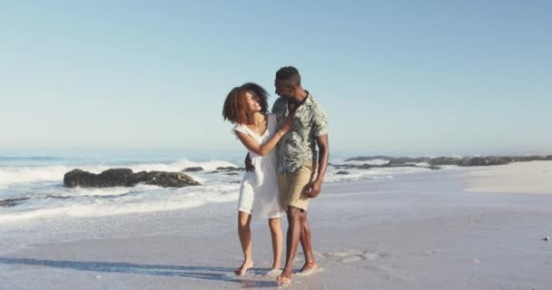 Framsidan Ett Afroamerikanskt Par Njuter Tiden Solen Tropisk Strand Omfamnar — Stockvideo