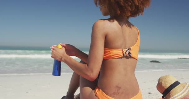 Visão Traseira Uma Mulher Afro Americana Desfrutando Tempo Sol Uma — Vídeo de Stock