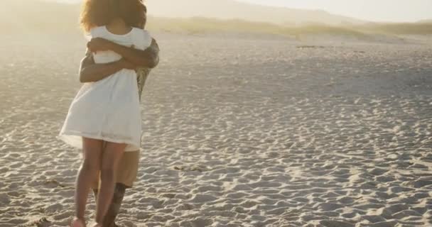 Vista Frontal Casal Afro Americano Desfrutando Tempo Sol Uma Praia — Vídeo de Stock