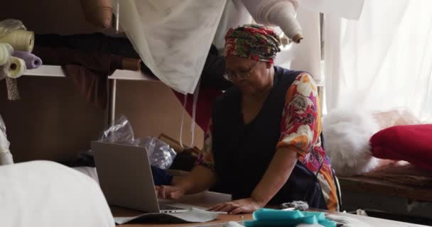 Вид Спереди Женщины Смешанной Расы Фартуке Стоящей Рабочим Столом Помощью — стоковое видео