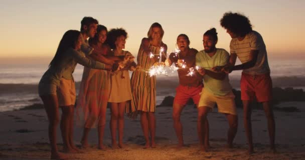 休日の友人の多民族グループのフロントビューは 日没で熱帯のビーチで一緒に時間を楽しみます 笑顔と輝きと遊びます スローモーションで — ストック動画