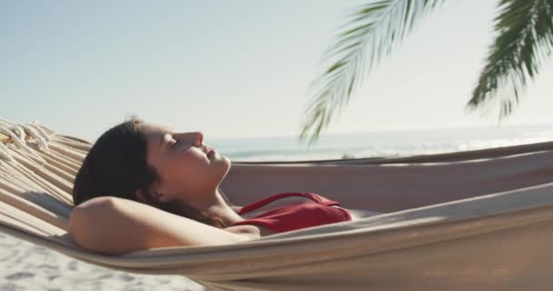 Vista Lateral Una Mujer Caucásica Disfrutando Del Tiempo Sol Una — Vídeos de Stock