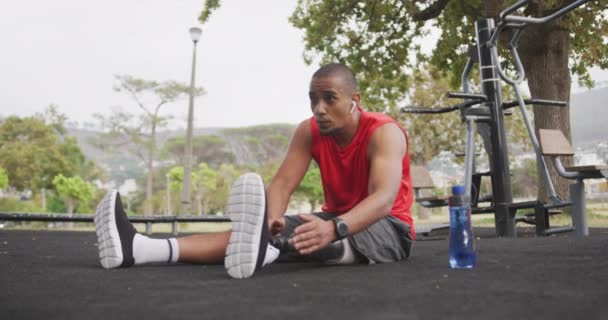 Vue Latérale Homme Handicapé Race Mixte Avec Une Jambe Prothétique — Video