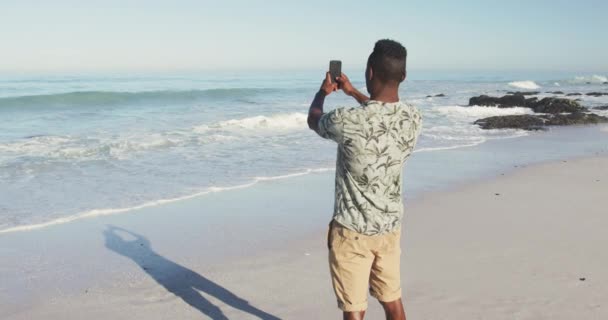 Vista Traseira Homem Afro Americano Aproveitando Tempo Sol Uma Praia — Vídeo de Stock