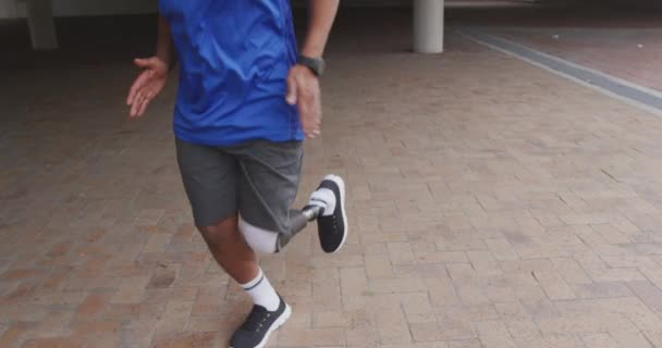 Вид Збоку Людину Інвалідністю Змішаної Раси Протезною Ногою Працює Міській — стокове відео