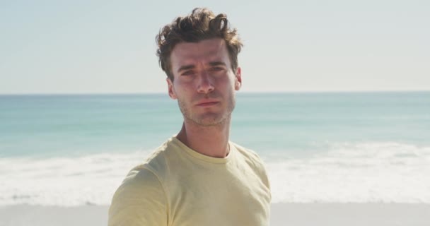 Vista Frontal Homem Caucasiano Desfrutando Tempo Sol Uma Praia Tropical — Vídeo de Stock