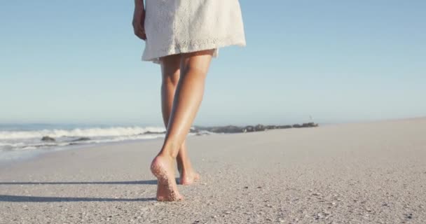 Sección Baja Cerca Una Mujer Afroamericana Disfrutando Del Tiempo Sol — Vídeos de Stock