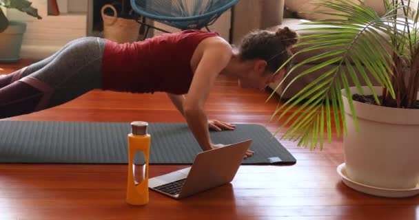 Mujer Caucásica Con Ropa Deportiva Pasar Tiempo Casa Durante Coronavirus — Vídeo de stock