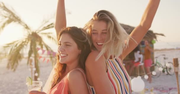 Vista Frontal Amigas Caucasianas Férias Desfrutando Tempo Juntas Uma Praia — Vídeo de Stock