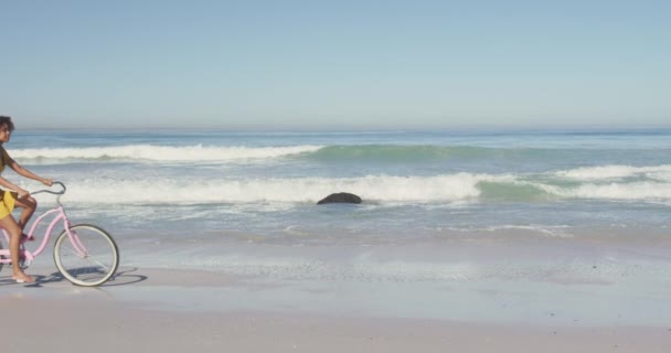 Vista Laterale Una Donna Afroamericana Che Gode Sole Una Spiaggia — Video Stock